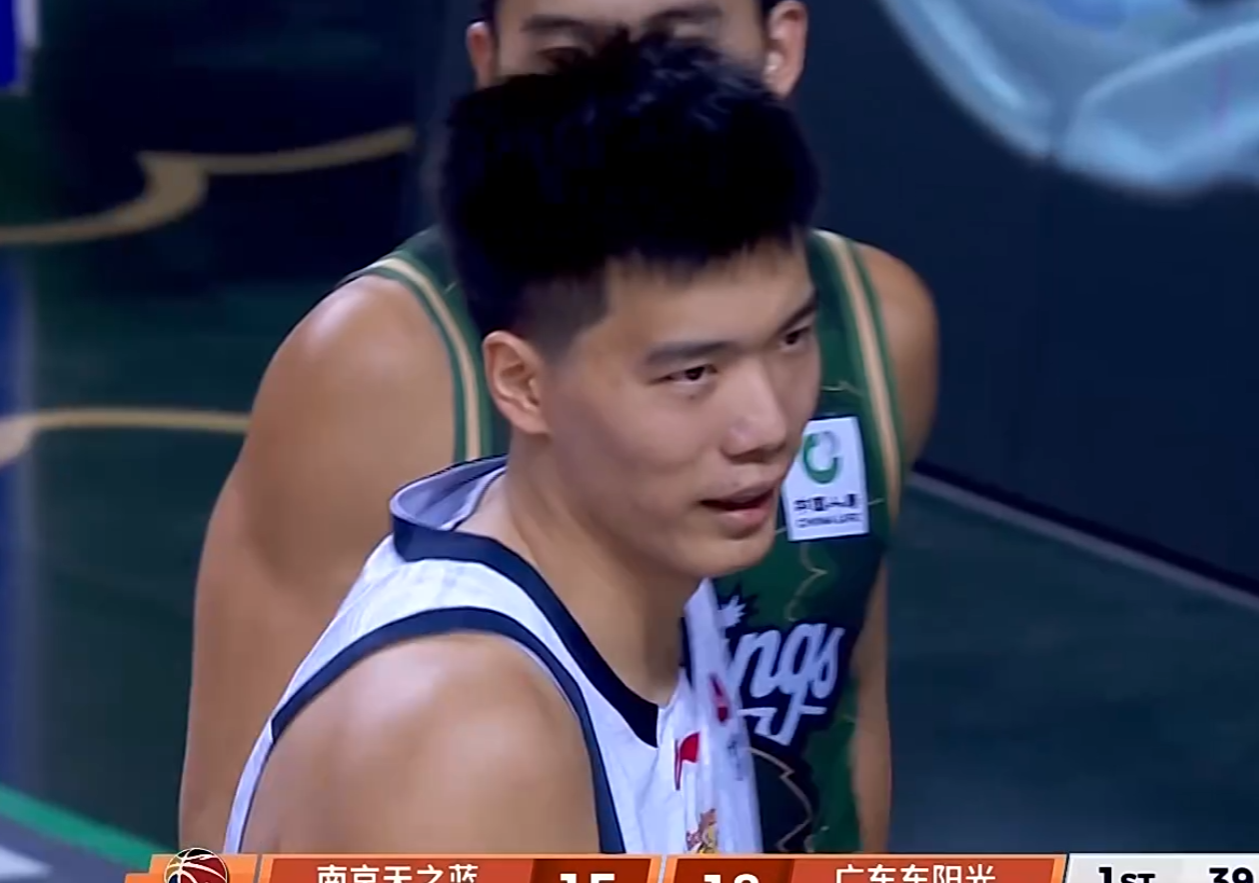 开云体育官方网站-广东3消息!胡明轩深夜发声,徐杰新发型遭吐槽,焦泊乔化身阿联